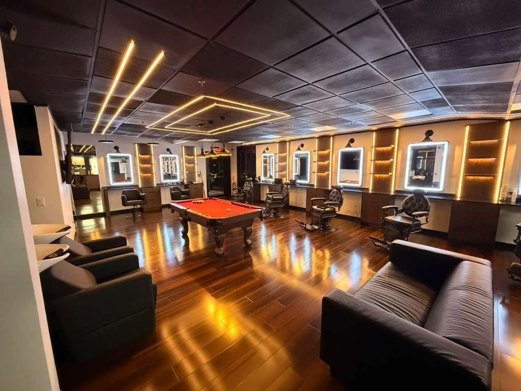 Interior real da Jota’s Barbers em Framingham
